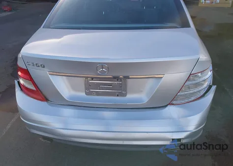 2010 Mercedes-Benz C 300 Luxury/Sport z USA, uszkodzony, nr VIN WDDGF5EB1AF474841